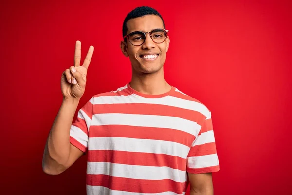 잘생긴 아프리카계 미국인 남자가 줄무늬 티셔츠와 안경을 자신감 행복하게 웃으면서 — 스톡 사진