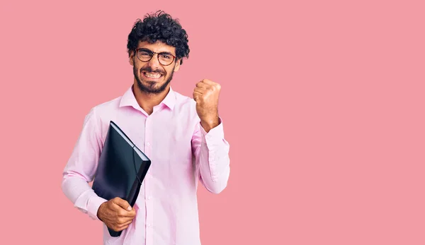 Guapo Joven Con Pelo Rizado Oso Sosteniendo Carpeta Negocios Molesto —  Fotos de Stock