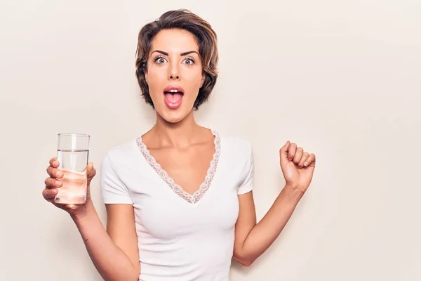 Joven Hermosa Mujer Bebiendo Vaso Agua Asustada Sorprendida Con Boca — Foto de Stock