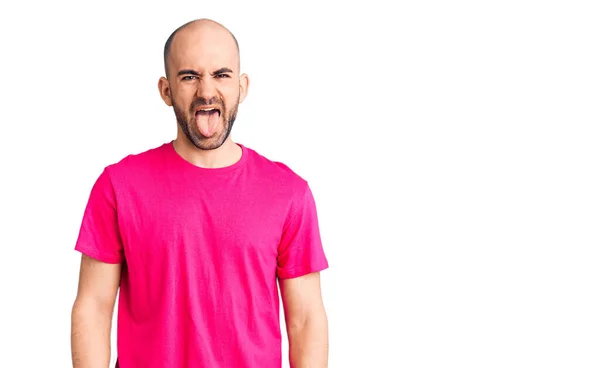 Ung Stilig Man Bär Casual Skjorta Sticker Tungan Glad Med — Stockfoto