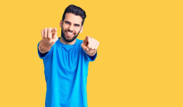 Jeune Homme Beau Avec Barbe Portant Shirt Décontracté Pointant Vers — Photo