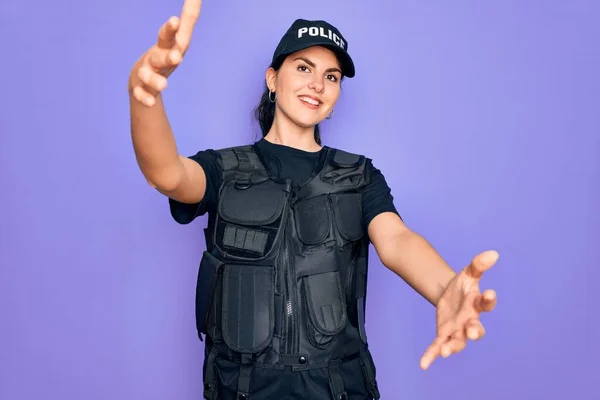 Mulher Jovem Polícia Vestindo Uniforme Colete Prova Balas Segurança Sobre — Fotografia de Stock