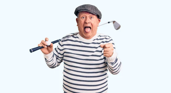 Älterer Gutaussehender Grauhaariger Mann Mit Golfschläger Und Ball Schreit Stolz — Stockfoto
