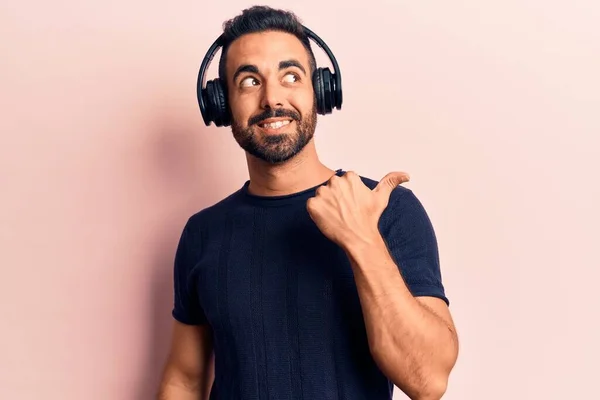 Genç Spanyol Adam Müzik Dinliyor Kulaklık Takıyor Gülümsüyor Gülümsüyor Başparmağıyla — Stok fotoğraf