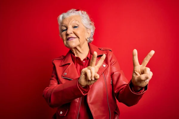 Senior Hermosa Mujer Pelo Gris Con Chaqueta Roja Casual Gafas —  Fotos de Stock