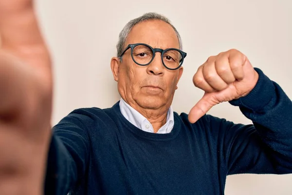 Senior Pohledný Šedovlasý Muž Svetrem Brýlemi Dělá Selfie Kameře Vzteklým — Stock fotografie