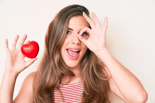 Vacker Ung Kaukasiska Kvinna Håller Hjärtat Ler Glad Gör Tecken — Stockfoto