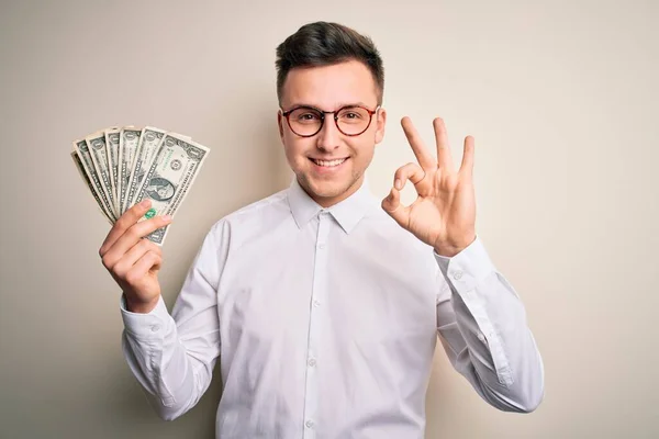 Jovem Bonito Homem Negócios Caucasiano Segurando Monte Notas Dólar Fazendo — Fotografia de Stock