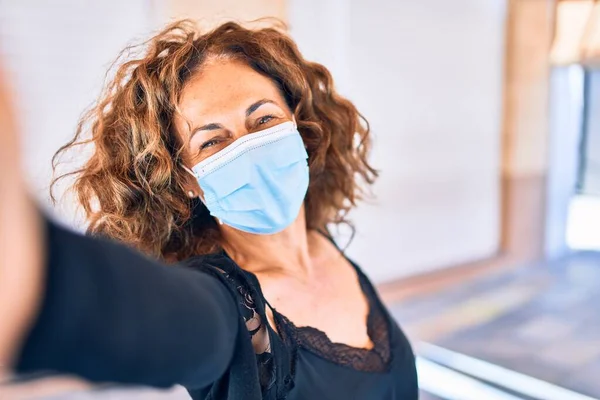 Middle Age Beautiful Brunette Woman Wearing Medical Mask Make Selfie — Stock Photo, Image