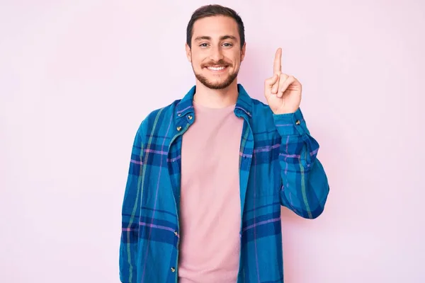 Jonge Knappe Man Draagt Casual Kleding Tonen Wijzen Met Vinger — Stockfoto