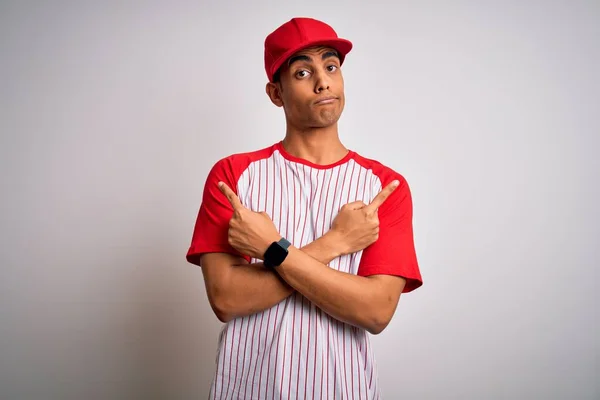 Joven Atleta Afroamericano Guapo Con Camiseta Gorra Béisbol Rayas Señalando — Foto de Stock