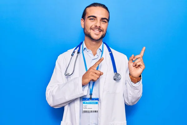 Homem Bonito Jovem Vestindo Casaco Médico Estetoscópio Sorrindo Olhando Para — Fotografia de Stock