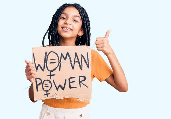 Linda Chica Afroamericana Sosteniendo Bandera Poder Mujer Sonriendo Feliz Positivo —  Fotos de Stock