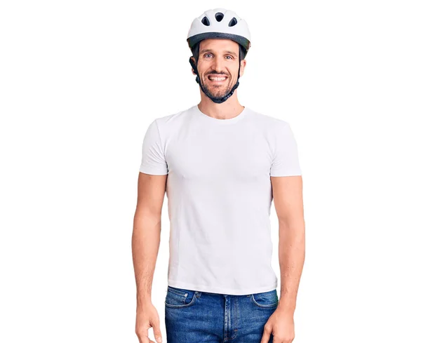 Jovem Homem Bonito Usando Capacete Bicicleta Com Sorriso Feliz Legal — Fotografia de Stock