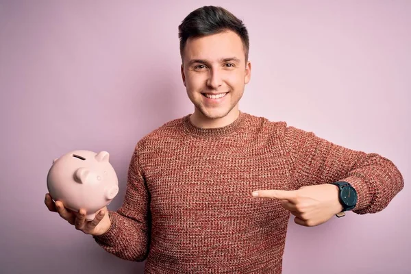 Jovem Bonito Caucasiano Homem Segurando Porquinho Banco Para Poupança Sobre — Fotografia de Stock