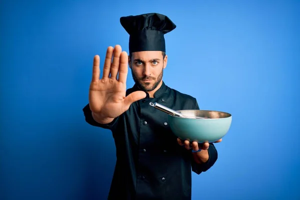 Junger Mann Mit Bart Trägt Uniform Mit Schneebesen Und Schale — Stockfoto