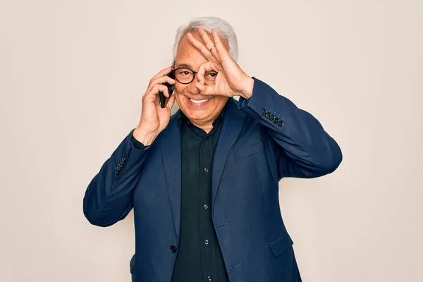 Medelålders Äldre Gråhårig Affärsman Bär Glasögon Talar Smartphone Med Glada — Stockfoto