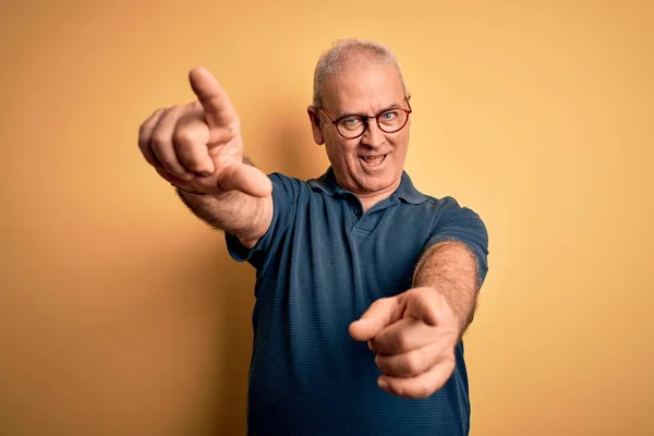 Middelbare Leeftijd Knappe Man Casual Polo Bril Gele Achtergrond Wijzend — Stockfoto