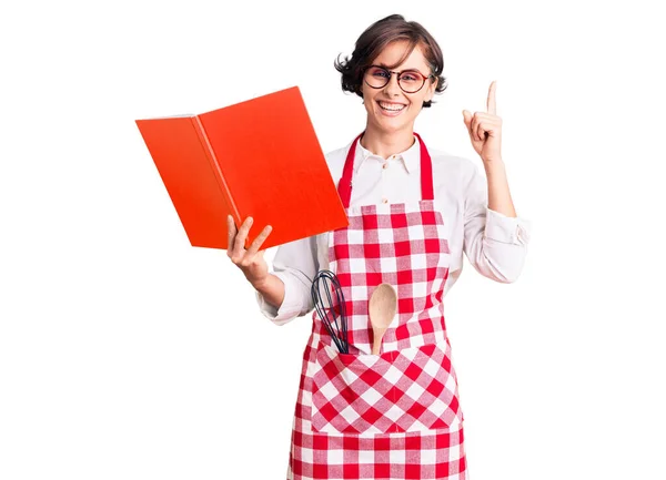 Mulher Bonita Com Cabelo Curto Vestindo Avental Padeiro Profissional Leitura — Fotografia de Stock