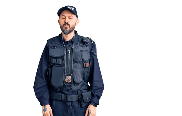 Joven Hombre Guapo Vistiendo Uniforme Policía Mirando Cámara Soplando Beso — Foto de Stock