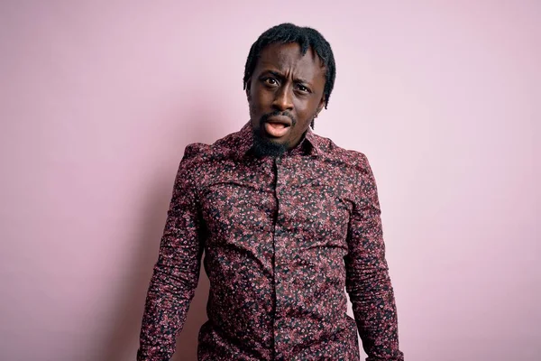 Joven Hombre Afroamericano Guapo Usando Camisa Casual Pie Sobre Fondo —  Fotos de Stock