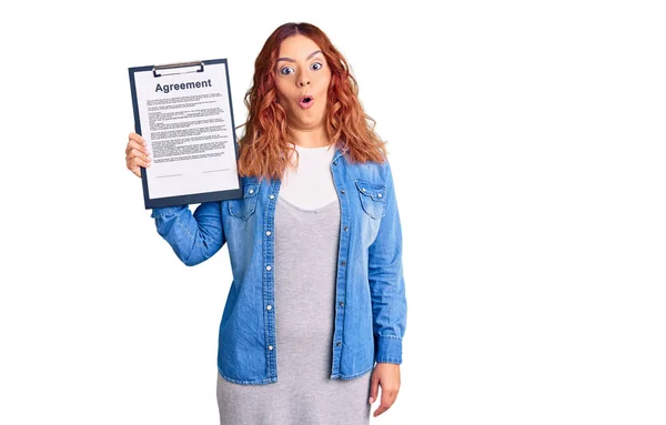 Jonge Latijnse Vrouw Houdt Klembord Met Overeenkomst Document Bang Verbaasd — Stockfoto