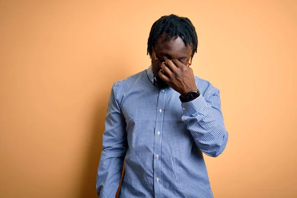 Jovem Afro Americano Bonito Vestindo Camisa Óculos Sobre Fundo Amarelo — Fotografia de Stock