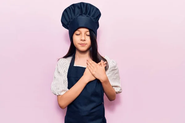 Krásná Holčička Kuchařské Uniformě Usmívá Rukama Hrudi Oči Zavřené Vděčným — Stock fotografie