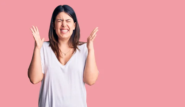 Junge Schöne Brünette Frau Lässigem Shirt Feiert Verrückt Und Verrückt — Stockfoto