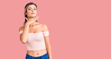 Gayri resmi giyinen genç ve güzel bir kadın bıçak niyetine boğazını kesiyor, saldırganlığı şiddetle tehdit ediyor. 