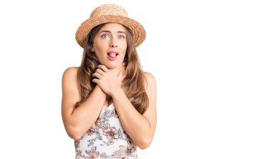 Güzel beyaz kadın yaz şapkası takıyor bağırıyor ve boğuluyor çünkü boğularak can yakıyor. Sağlık problemi. Boğulma ve intihar konsepti. 