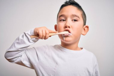 Küçük çocuk diş fırçası ve diş macunu kullanarak dişlerini fırçalıyor, dişlerini ve dilini sağlıklı bir sağlık hizmeti için temizliyor. Diş eğitimi öğrenme