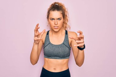Mavi gözlü genç sarışın spor kadın spor kıyafetleri giyiyor öfkeden kudurmuş bağırıyor, elleri boğazlamaya çalışıyor, deli gibi bağırıyor.