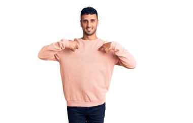 Günlük kıyafetler giyen, kendine güveni olan, kendini gururlu ve mutlu gösteren genç İspanyol bir adam.. 