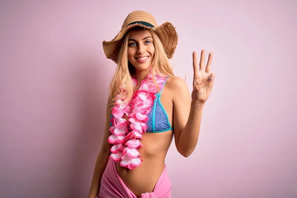 Mladý Krásný Blondýnka Žena Dovolené Sobě Bikiny Klobouk Hawaiian Lei — Stock fotografie