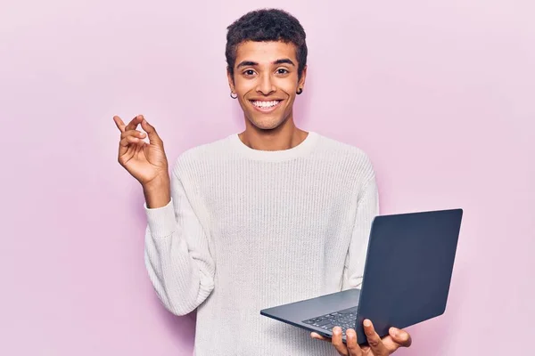 Jonge Afrikaanse Amerikaanse Man Houdt Laptop Glimlachend Vrolijk Wijzend Met — Stockfoto