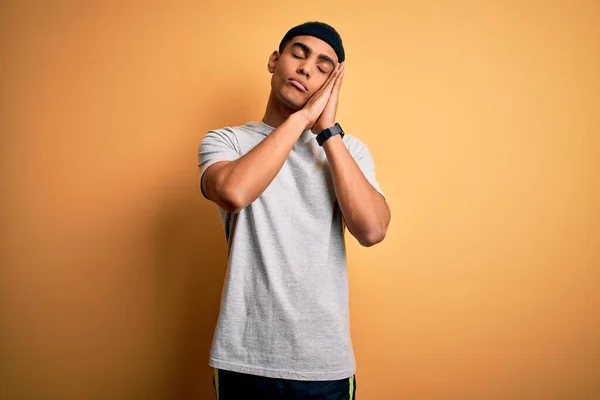 Handsome African American Sportsman Doing Sport Wearing Sportswear Yellow Background — Stock Photo, Image