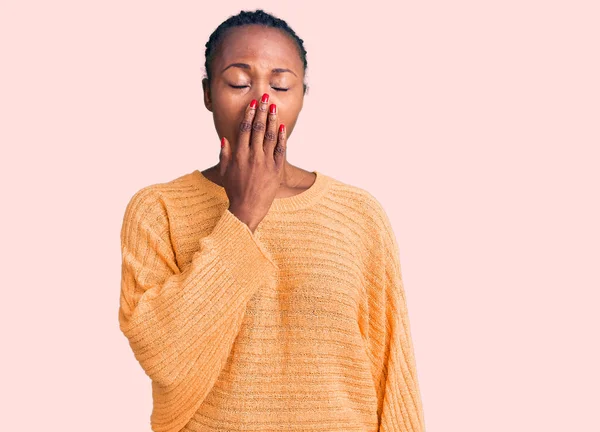 Jonge Afro Amerikaanse Vrouw Casual Kleding Verveeld Gapen Moe Bedekken — Stockfoto