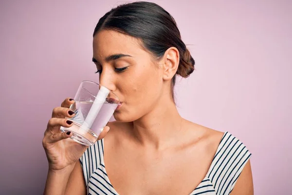 Joven Hermosa Morena Bebiendo Vaso Agua Saludable Para Refrescarse Pie — Foto de Stock