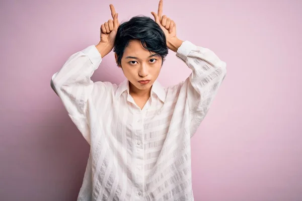 Joven Hermosa Chica Asiática Con Camisa Casual Pie Sobre Fondo —  Fotos de Stock