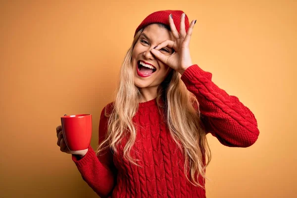 Молодая Красивая Блондинка Пьет Красную Кружку Кофе Изолированном Желтом Фоне — стоковое фото