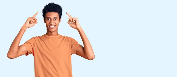 Jovem Afro Americano Vestindo Roupas Casuais Sorrindo Apontando Para Cabeça — Fotografia de Stock