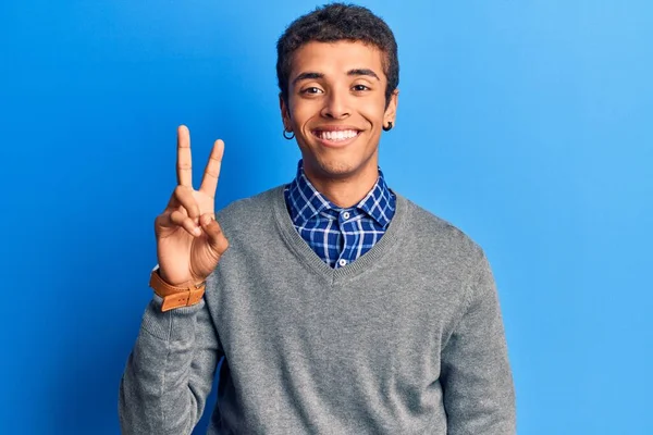 Jovem Americano Africano Vestindo Roupas Casuais Sorrindo Com Rosto Feliz — Fotografia de Stock