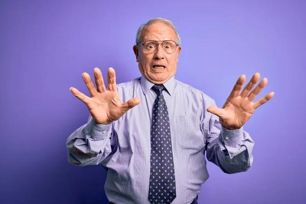 Grauhaariger Älterer Geschäftsmann Mit Brille Der Vor Lila Isoliertem Hintergrund — Stockfoto