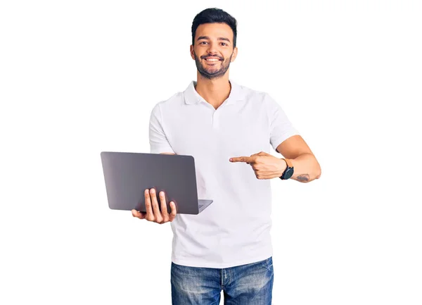 Młody Przystojny Latynos Człowiek Działa Pomocą Komputer Laptop Uśmiechając Szczęśliwy — Zdjęcie stockowe