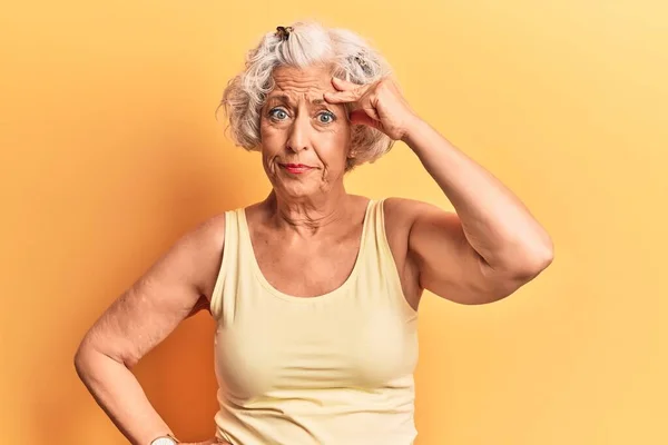 Yaşlı Gri Saçlı Günlük Kıyafetler Giyen Bir Kadın Alnındaki Bir — Stok fotoğraf