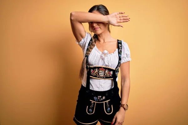 Joven Hermosa Morena Alemana Celebrando Octoberfest Vistiendo Vestido Tradicional Cubriendo — Foto de Stock