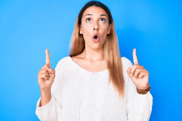 Giovane Donna Bruna Indossa Maglione Casual Stupito Sorpreso Guardando Alto — Foto Stock