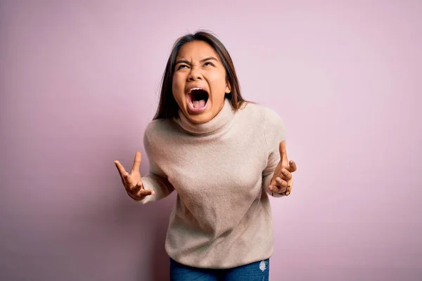 Junge Schöne Asiatische Mädchen Lässigem Rollkragenpullover Über Isoliertem Rosa Hintergrund — Stockfoto