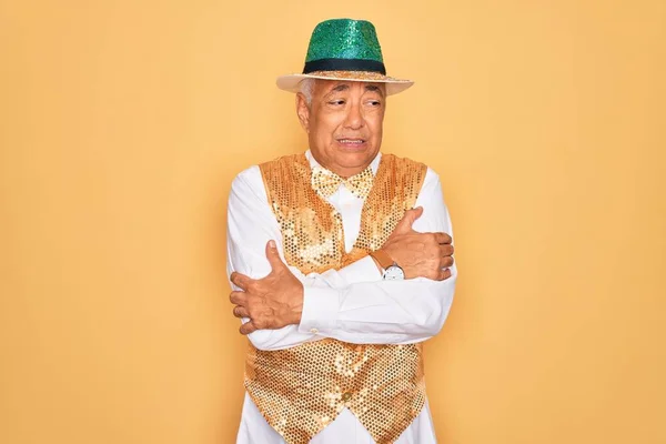 Ηλικιωμένος Μεσήλικας Γκριζομάλλης Φορώντας Βραζιλιάνικη Καρναβαλίστικη Κρέμα Πάνω Από Κίτρινο — Φωτογραφία Αρχείου